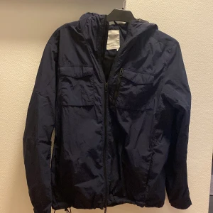 J.Lindeberg vårjacka -  Fin vårjacka från J.Lindeberg. Liten defekt vid enda handen men inget som syns vid användning. Annars väldigt bra skick(Kom PM för bild) Storlek L men jag skulle säga att den passar M också. Priset kan diskuteras. Hör av dig vid frågor! :) 