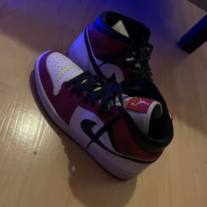 Jordan 1 mid chicago  - Använd max två gånger köpt från restocks kvittos skickas med 