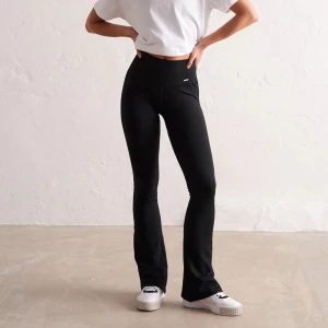 Aimn flare tights - Helt nya träningstights från Aimn i storlek XXS, men de är stora i storleken och sitter som XS. Endast testade. Nypris, 699kr
