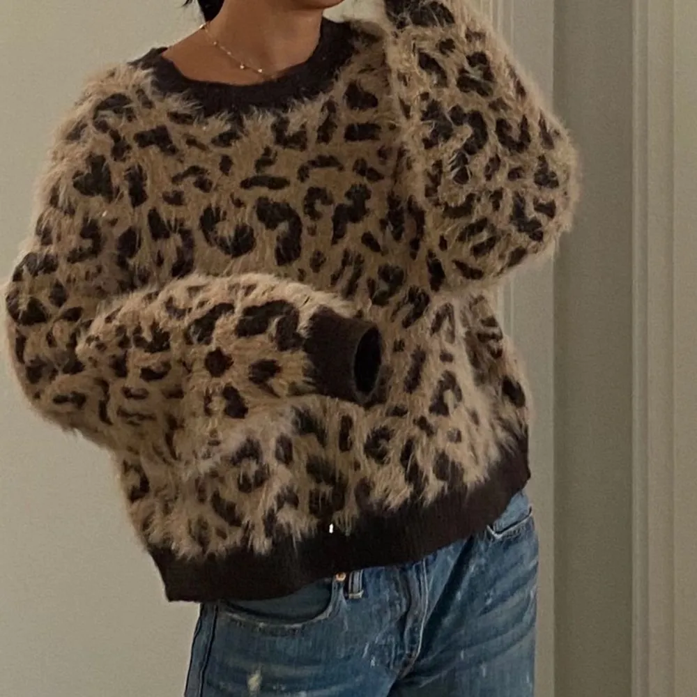 jättefin slutsåld leopard tröja från h&m som tyvärr inte används längre, den är i storlek L men jag tycker den är som en M 😍🐆. Tröjor & Koftor.