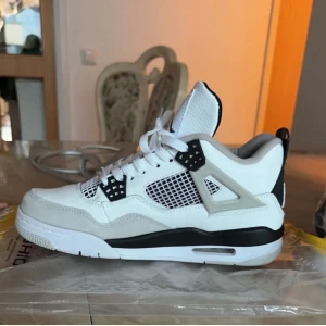 Air Jordan 4 - Helt nya Jordan 4! Fick två nya par av en släkting som dom inte passade på, men dom passar inte mig heller. Denna är storlek 40. Pris kan diskuteras, kan säljas billigare vid snabb affär :)