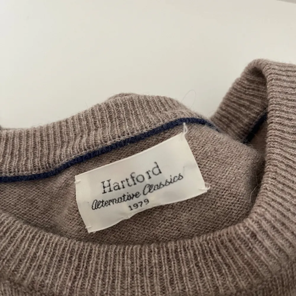 Säljer just nu denna feta tröja från Hartford i st XS, 10/10 i skick. Nypris ligger runt 2000kr, tveka inte på att höra av dig vid minsta lilla fundering! Fraktas spårbart via PostNord 📬. Tröjor & Koftor.