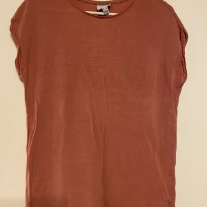 Jätteskön t-shirt  - Jätteskön t-Shirt. Såg när jag skulle fota att det finns en fläck på den, se sista bilden.  Vet inte om den går att tvätta bort då jag inte testat.