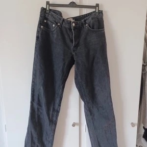 Svarta jeans - Ett par svarta straight low waisted jeans från lager 157🎀 Använda fler tal gånger men är som nya🌷Köpta för 400 och säljer för 100💕