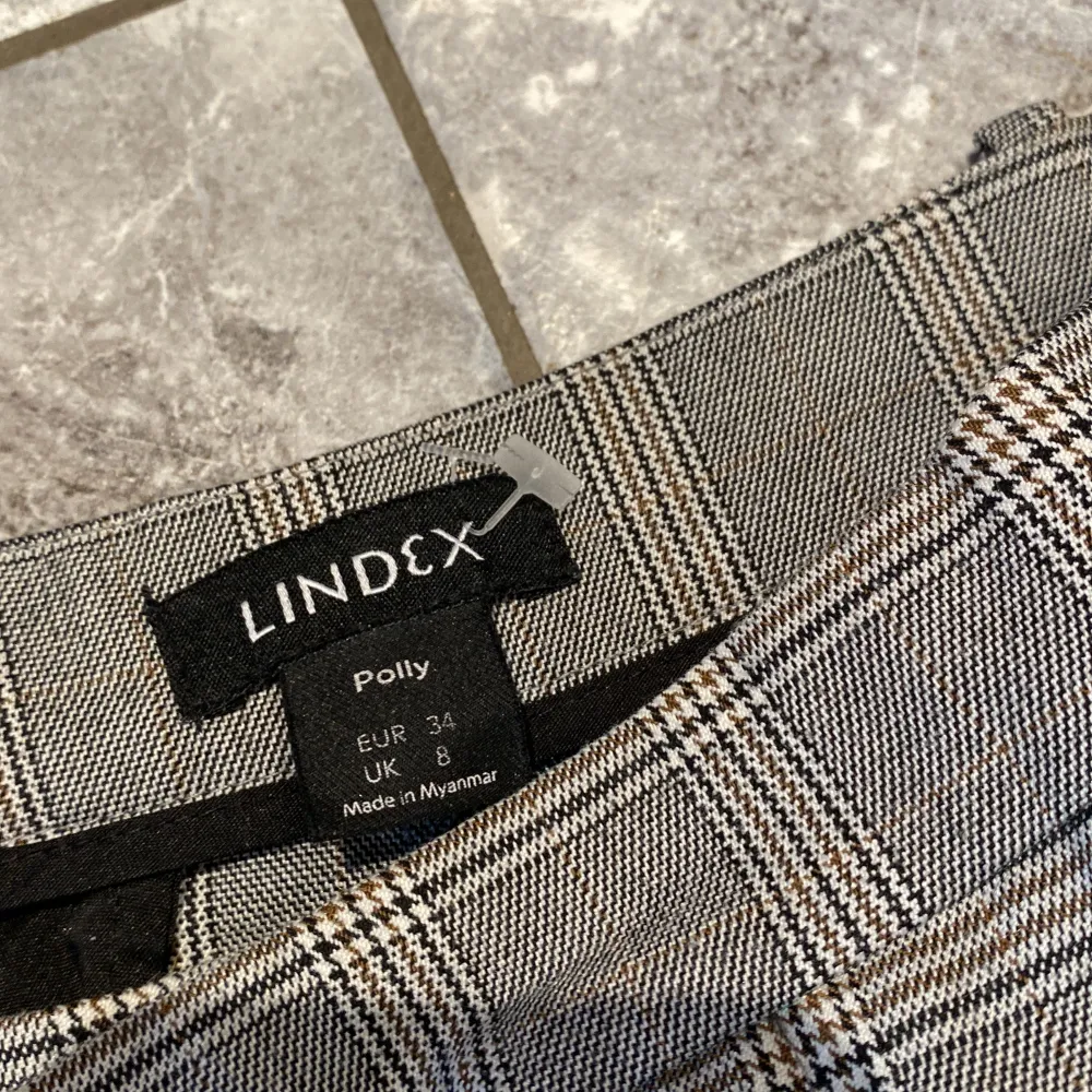 Knappt använda kostymbyxor. Storlek 34 från Lindex. Säljer pga stor garderobrensning. Kika gärna på mina andra annonser, säljer mycket:) . Jeans & Byxor.