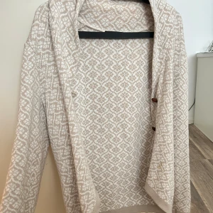 Oversized kofta - Jättefin beige/vit kofta Riktigt bra tjock kvalitet och är otroligt skön Går att knäppa En liten krage högst upp