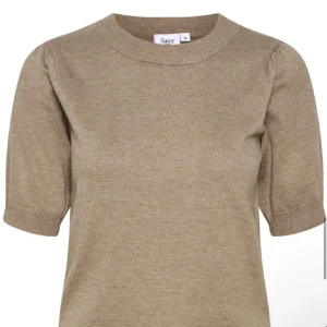 Kortärmad stickad tröja  - Söt fin stickad kortärmad tröja från Saint tropez, använt fåtal gånger men är i jätte bra skick! NYPRIS: 350kr🤎✨