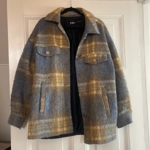 Snygg vårjacka zara - Snygg vårjacka från Zara med guldknappar. Knappt använd, väldigt bra skick! Storlek M, frakt tillkommer