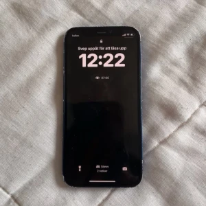 iPhone 12 mini - Hej, jag säljer denna mobilen och den är repig som ni kanske ser på bilderna, bakkameran är även sönder, den funkar men bara om man zoomar ut till 0,5 och batteriet behöver förmodligen bytas ut. LANDSKRONA 😊 man kan köpa ett skal för 10kr ☺️ 