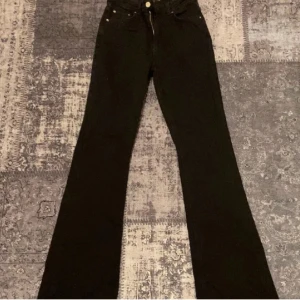 Full length Flare Jeans - Säljer mina svarta jeans från Gina pga de är för långa i benen och för små i midjan. Byxorna är aldrig använda och är i storlek 34. Byxorna är köpte för 499kr och jag säljer de för 200. Jag är 163 och när storlek 36. Köptare står för frakt. 