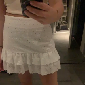 Volangkjol  - Vit volangkjol från Zara i storlek M