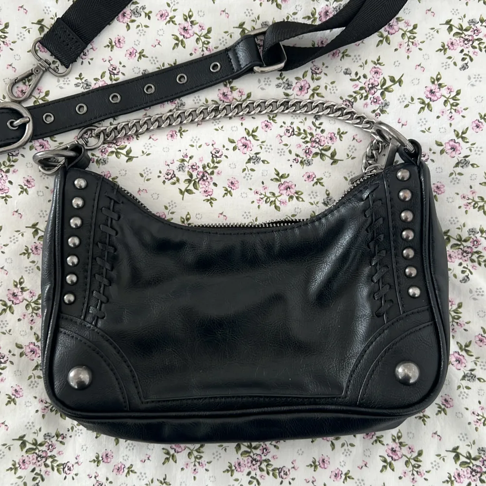 Rarely worn shoulder bag from Zara. Shipping is not included in the price. Dm for more info!. Väskor.