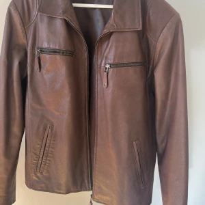Brun skinnjacka - En brun skinnjacka i bra skick, perfekt nu till våren. Passar storlek XS-L beroende på hur man vill att den ska sitta 😊