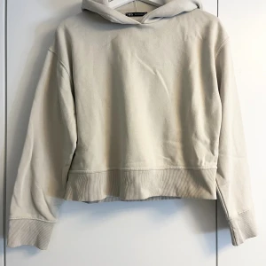 Beige hoodie från Zara  - Den är i bra skick och är nästan helt oanvänd. 