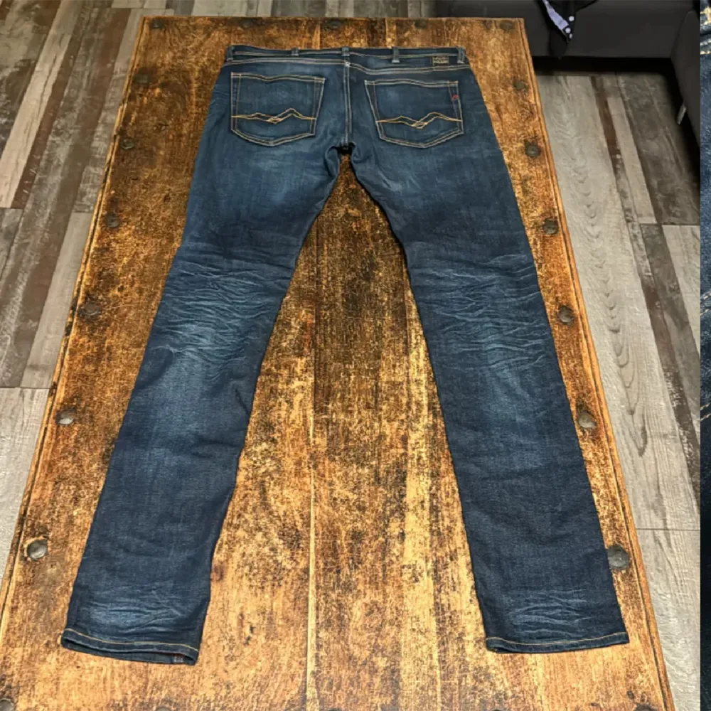 Tja, säljer ett par feta Replay jeans i modellen Jondrill! Byxorna är i nyskick utan defekter. Endast använda några gånger. Storlek 33/34, nypris på Asos är 2200kr. Priset går att diskuteras så tveka inte att höra av dig om frågor uppstår!. Jeans & Byxor.