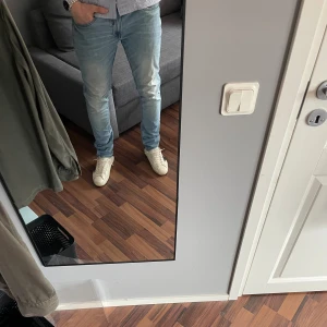 Blend jeans - Jeans från Blend. Jeansen är i okej skick. Två fläckar på högra knäet. Skriv om funderingar eller fler bilder!