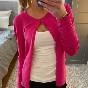 Rosa kofta - Säljer min oanvända rosa kofta💕