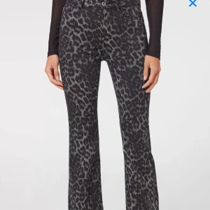 Leopard jeans  - Intresseakoll på dessa skit snygga leopardmönstrade jeansen från Calzedonia. De är använda 1 gång och i jättefint skick! 💞lägg prisförslag 