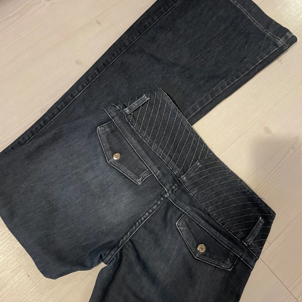 Lågmidjade bootcut jeans  Midjemåttet 38  Innerbenslängd 84  Ytterbenslängd 105 Jag är 168💗. Jeans & Byxor.