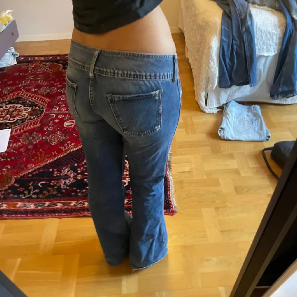 Ett par jättelåga snygga bootcut jeans som är köpta här på Plick, tyvärr förstora för mig💕 Pris kan alltid diskuteras. Bilderna är förra säljaren!. Jeans & Byxor.