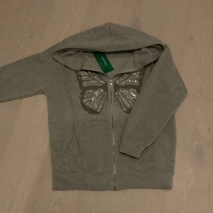 Kofta SHEIN i stolek XS - Säljer denna jätte fina kofta som kommer aldrig till användning länge. Den är ifrån SHEIN och lappen är klar och är i stolek xs men passar s också. Pris kan diskuteras, skriv alla frågor ni har 