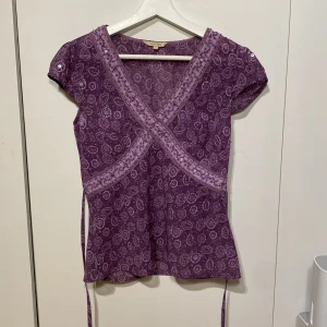 East West - Så unik vintage blus med coolt mönster från East west💜 Använd men inga defekter, säljs då den är för liten. Storlek 36 men passar XS-S🙏🏼 Nypris runt 550kr,vid snabbt köp kan pris diskuteras💜