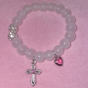 Handmade bracelet - Självgjort armband💗💗 Säg gärna till innan du köper💗💗 Kan fixa post för 18kr genom postnord💗