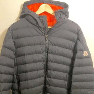 Moncler Deeux Giubotto Jacka - Moncler Dreux Giubotto  -strl 5/L -färg marinblå -nypris 14499kr  -Byten kan komma till intressé Mvh