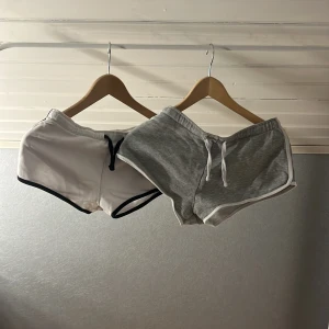Shorts  - Två par fina shorts inte trasiga. 