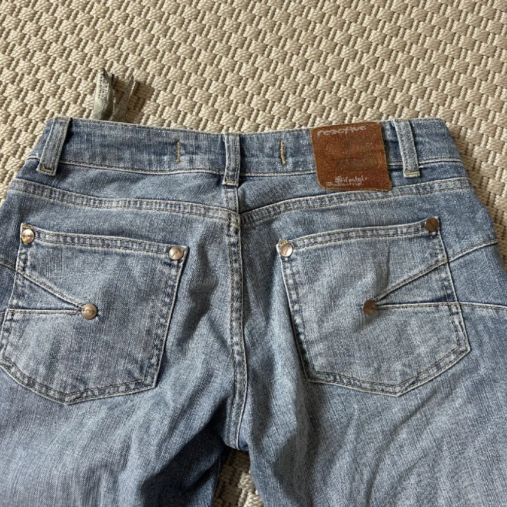 Assnygga lågmidjade jeans som tyvärr är för små för mig💓Midjemått: ca.37 cm Innerbenslängd: ca.80 cm. Köp på tidigare annons för gratis frakt💓. Jeans & Byxor.