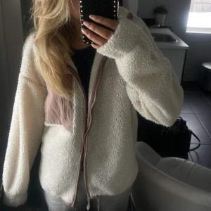 Teddyjacka - Teddyjacka från cubus💓Säljer då den inte kommer till användning längre. Skriv innan ni trycker på köp nu! 