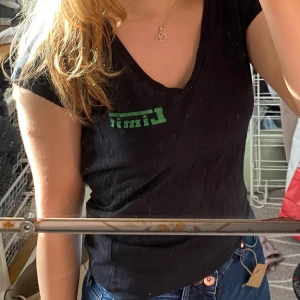T-shirt  - Hej säljer min T-shirt för den inte kommer till användning hör av dig vid frågor💕🌸😊