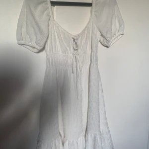 Vit klänning🤍 - Säljer denna super fina och söta klänningen för att den tyvär inte kommer till användning längre💓💓 den har dock en liten fläck men den lägger man inte märke till!🙌🏼💞💞