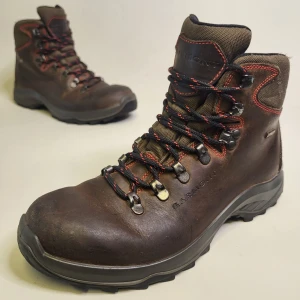 Garmont Vattentäta Kängor Storlek 39 Vandringsskor Skor Brun - 14 dagars ångerrätt! Skorna har lite tecken från användning (bild 2) men är annars i bra skick. Inga hål på utsidan eller insidan. Ingen illa lukt. Hör av dig om du har några frågor! Tack för att du tittade!