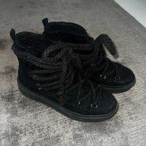 Svarta inuikii liknande skor. Endast använda vid enstaka tillfällen. Storlek 39🥰