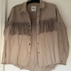 Zara jacka! - Säljes pågrund av att de inte är min stil längre och inte kommer till användning.  Jackan är i super fint skick.    Kan även bjuda på eventuell frakt!   Pris kan diskuteras vid snabb affär.   Kan mötas upp i närheten av Jönköping och i Sthlm!✨
