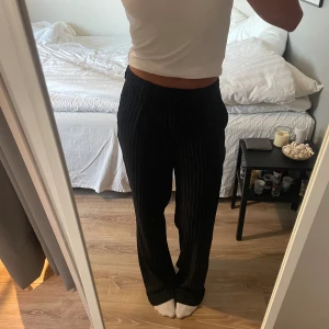 Kostymbyxa - Randiga kostymbyxor från NA-KD 