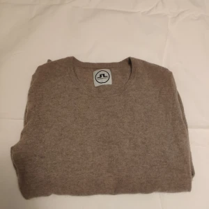 J.Lindeberg Kashmir tröja - 100% äkta Kashmir tröja från J.Lindeberg. Inte använd alls mycket. Tröjan är L men passar mer som S. Vanligt för J.Lindeberg att ha lite små storlekar. Skriv om du undrar nåt.