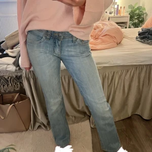 Lågmidjade jeans - Supersnygga lågmidjade jeans som inte kommer till användning. Storlek 28, bra i längden på mig som är 170 😁