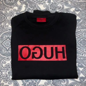 Hugo  - Hugo tröja i storlek S, ruggit fint skick!