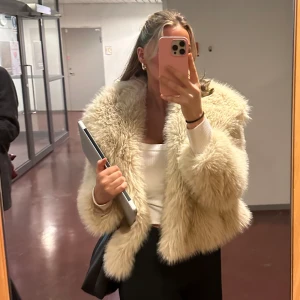 Päls jacka  - Säljer denna päls jacka ja köpte i vintras då den inte kommer till användning längre💗  Köpt från hemsidan veritano!   Inga defekter, nypris: 1000kr