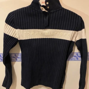 Tommy hilfiger tröja - Tommy hilfiger tröja. Bra skick. Storlek Xs men jag har storlek M och den passar mig. Första bilden är lånad de två andra är mina!