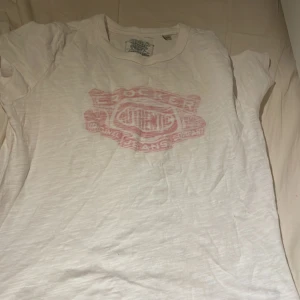 T-shirt  - Säljer denna t-shirt från åk Crocker i storlek xs passar även s 