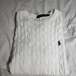 Stickad Ralph Lauren tröja - Vit kabelstickad Ralph Lauren tröja i storlek S. Endast använd ett fåtal gånger och i nyskick.