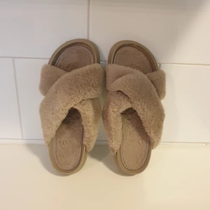 Inne tofflor  - Testast hemma en stund bara men var lite för små för mig.