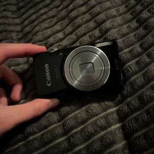 Canon ixus 145 - Canon ixus 144  Säljer min kamera då jag köpt en ny, fungerar felfritt och i otroligt fint skick! ( Se bilder) Säljes dock utan laddare, laddare som passar denna är: CB2LFE Har beställt en så den är på väg om du vill ha den kan du köpa den också 