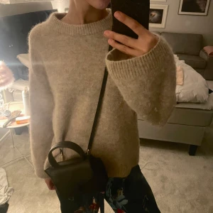 Arket stickad tröja  - Säljer min superfina stickade tröja från arket💕älskar verkligen denna tröjan men använder den inte längre! Köpte för 990kr, säljer för 700!