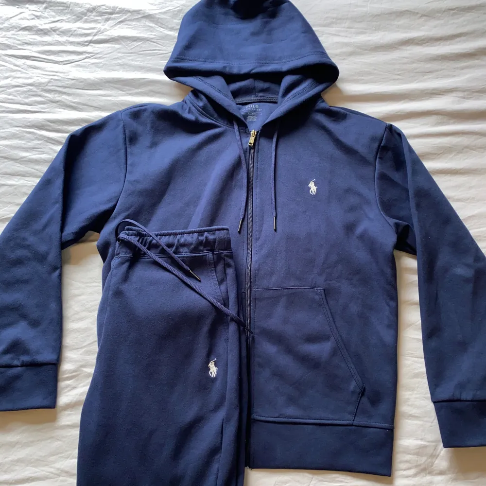 10/10 condition, Size M , fits anyone 174-183cm…. First one to 1000kr . Hoodies.