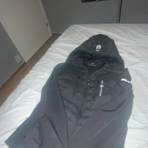 Sail Racing Antarctica Jacka - Helt ny sail racing jacka en lite tunnare modell vid armarna lite som en cardigan bara testad aldrig använd ute då den va gör liten vid köp. Äkta!