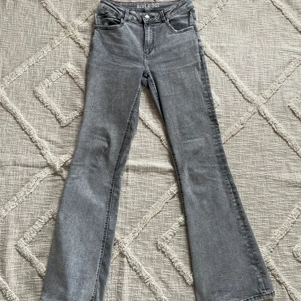 Snygga jeans från zalando💞 Änvända men ingen defekter.  Passar mig perfekt som är 165 men kommer ej till användning❤️ Bara att skriva vid frågor eller fler bilder❤️. Jeans & Byxor.